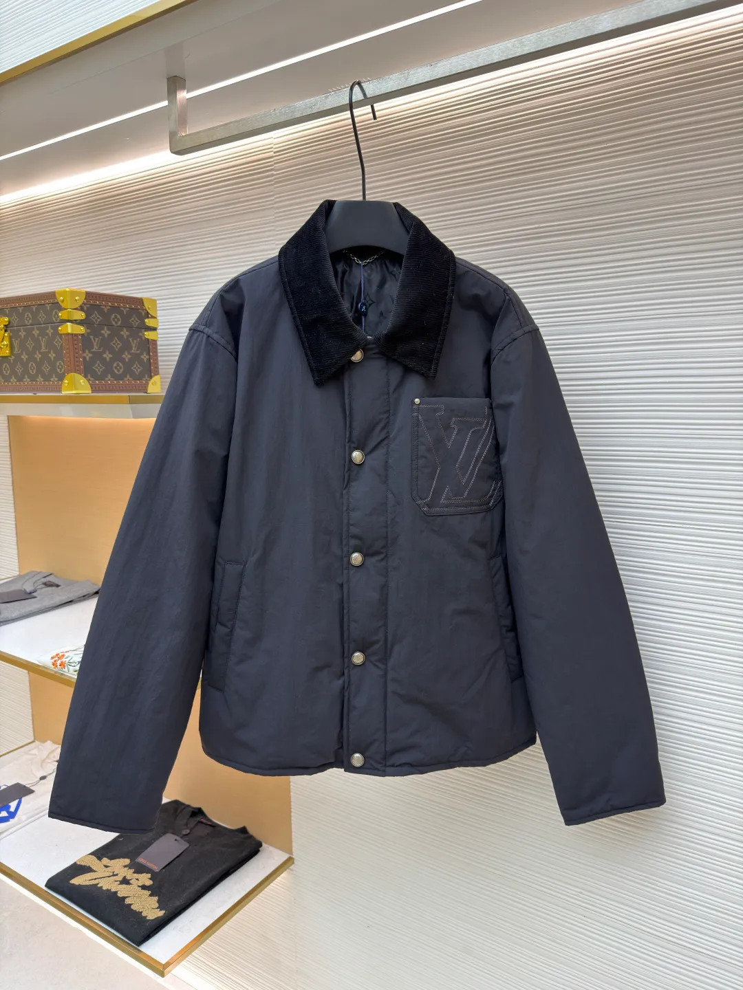 LOUIS VUITTON Corduroy collar waterproof work jacket ●Original version: purchased and developed in 19699 ●Item number: 1681946-C30 ●Fabric: nylon fabric ●Technology: embroidery production ●Color: black ●Version: fitted version ●Weight: about 550 grams ●Size: 44-46-48-50 ●Description: Made of water-repellent nylon blended fabric, the body is made of precision woven craftsmanship to create a matte texture, taking into account both lightness and stiffness. The collar is made of ribbed corduroy-effect leather, which uses trompe l'oeil techniques to simulate the texture of corduroy. It feels soft and has a retro look. The chest patch pocket adopts double-line topstitch quilting technology, embedded with three-dimensional LV letter embroidery, and reinforced with metal rivets on the edge, which is both decorative and durable. The front is equipped with pearlescent mother-of-pearl buttons, and the metal base is polished and nickel-plated, with a delicate luster and not easily oxidized. The inner lining is Damier jacquard fabric, and the quilting process is filled with light and warm fibers. The cuffs and hem are narrowed with the same fabric. The overall stitching error is controlled within 0.1cm, and the Italian workshop hand-finishes the details. The overall wiring is straight and delicate, the fabric is comfortable and soft, and the color is consistent without color difference. It can be matched with the same style to create a fashionable look and control various occasions. Customized accessories, complete with three standards, same style for men and women!